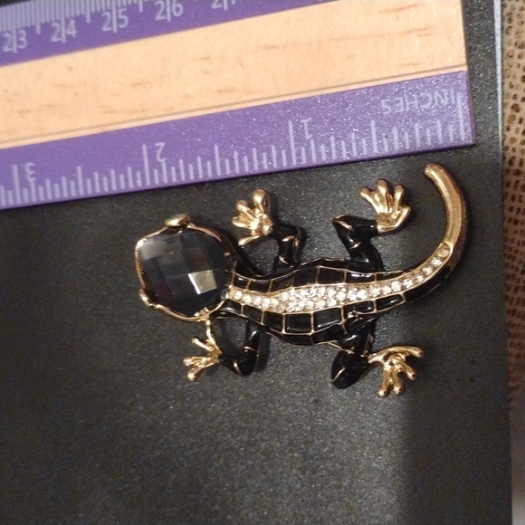 Small Rhinestone and Enamel Black and Gold Lizard Brooch - Picture 5 of 6